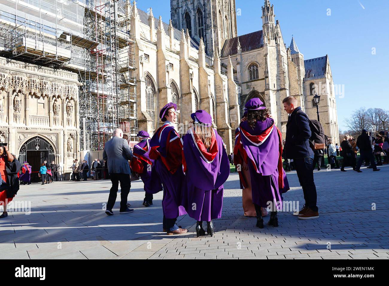 Canterbury, Kent, Royaume-Uni. 26 janvier 2024. Les diplômés avec leurs amis et leur famille se réunissent autour de la cathédrale de Canterbury pour la cérémonie de remise des diplômes par une journée brillante mais venteuse. Crédit photo : Paul Lawrenson /Alamy Live News Banque D'Images