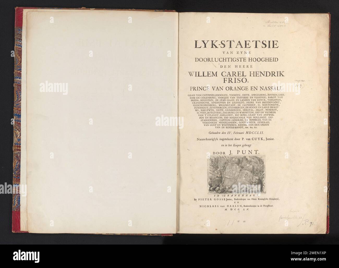 Page de titre pour : Lyk-Staetsie van Zyne Visteliglige Altesse le Seigneur Willem Carel Hendrik Friso, 1755, Iven Besoet, 1755 page de titre pour l'édition reliée de la série de 41 planches de la procession funéraire du Stadholder Guillaume IV à Delft le 4 février 1752. Sous le titre une performance avec les armes du prince et de la princesse d'Orange, avec deux lions et des bannières. L'impression fait partie d'un album. papier typographie impression / gravure / gravure armorial portant, héraldique. Armoiries (symbole de souveraineté) Delft Banque D'Images