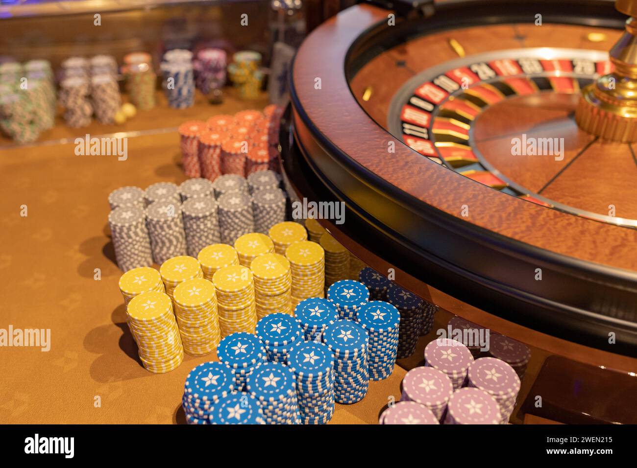 roulette de casino avec des jetons en gros plan. Le secteur des jeux. placer des mises. Paris acceptés Banque D'Images