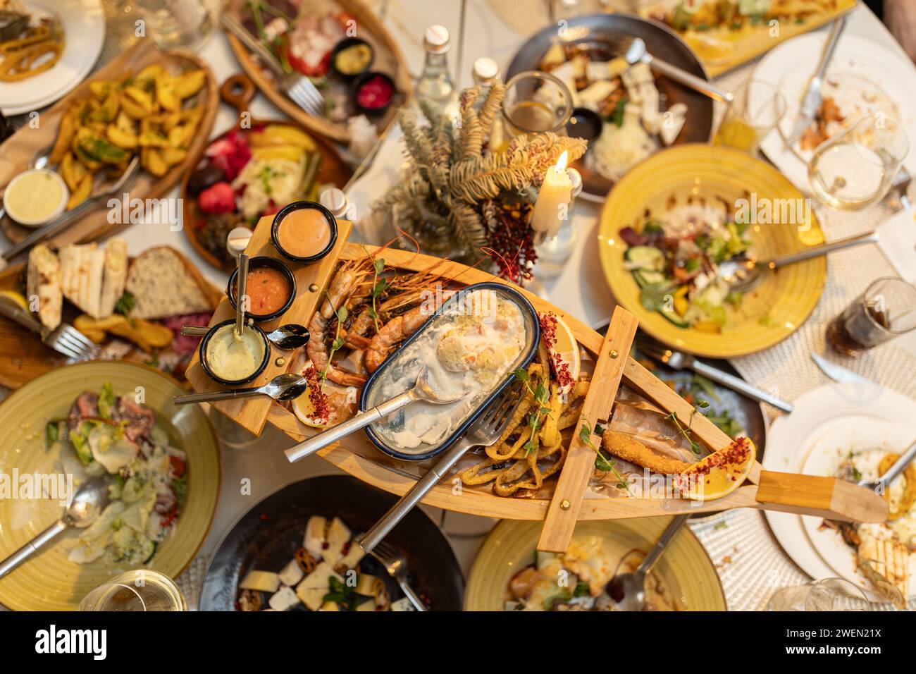 La cuisine thaïlandaise sur la table comprend des crevettes grillées, des bouillettes de poisson, des anneaux de calmars. Vue de dessus. Service de restaurant Banque D'Images