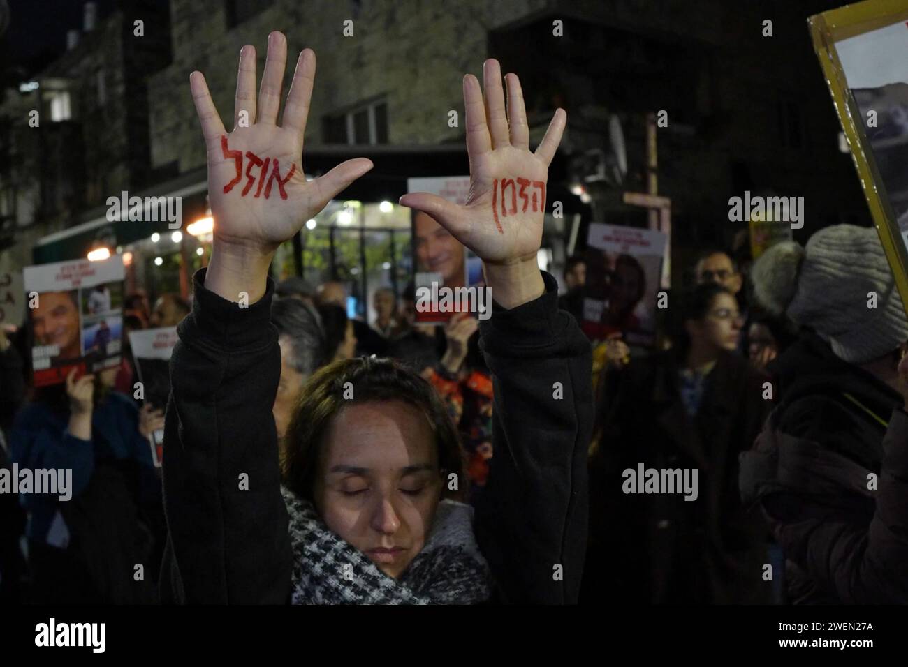 Une manifestante lève les mains peintes avec un message rouge en hébreu qui dit "le temps presse" lors d'une manifestation organisée par la famille et les partisans d'otages israéliens détenus à Gaza depuis les attaques du Hamas en octobre 7 près de la maison privée du Premier ministre Benjamin Netanyahu appelant à l'immédiat libération des otages le 22 janvier 2024 à Jérusalem, Israël Banque D'Images