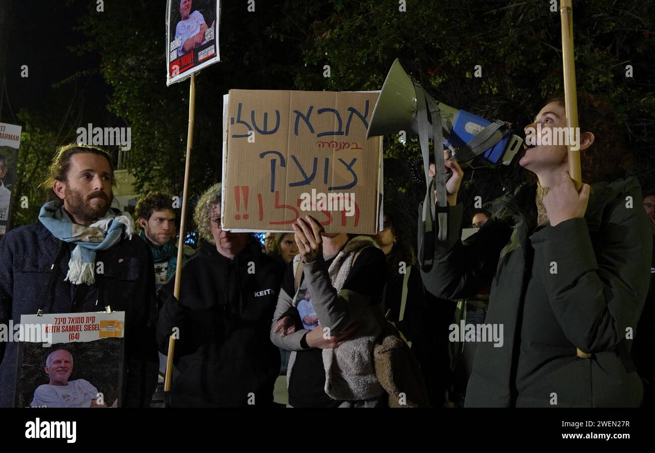 Shir Siegel, la fille de Keith Siegel (64 ans), qui est retenu en otage à Gaza par le Hamas, intervient lors d'une manifestation organisée par des familles et des partisans d'otages israéliens détenus à Gaza depuis les attaques du Hamas en octobre 7 près de la maison privée du Premier ministre Benjamin Netanyahu appelant à la libération immédiate des otages le 22 janvier 2024 à Jérusalem, en Israël Banque D'Images