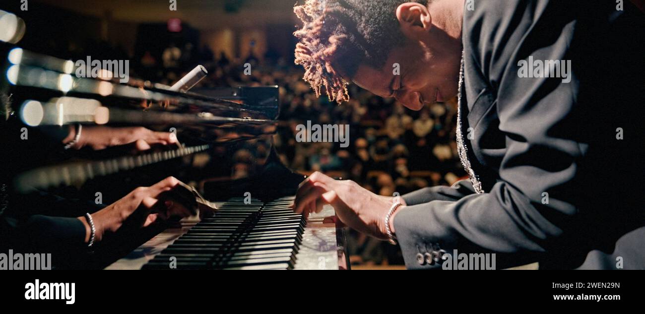 American Symphony (2024) réalisé par Matthew Heineman et mettant en vedette Jon Batiste, Lindsey Byrnes et Jonathan Dinklage. Dans ce documentaire profondément intime, le musicien Jon Batiste tente de composer une symphonie alors que sa femme, l'écrivaine Suleika Jaouad, subit un traitement contre le cancer. Publicité encore ***USAGE ÉDITORIAL SEULEMENT***. Crédit : BFA / Netflix Banque D'Images