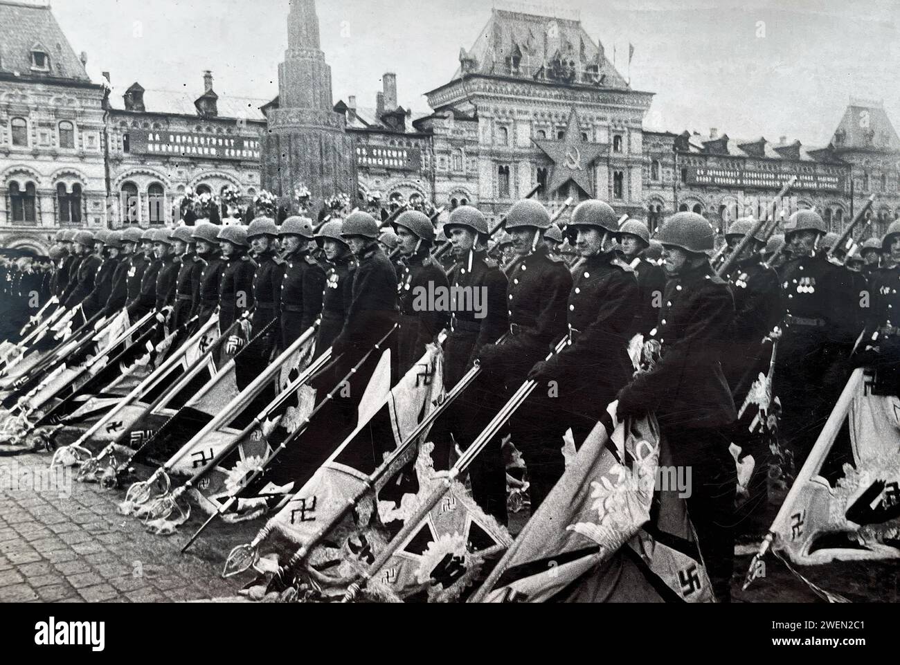 DÉFILÉ DE LA VICTOIRE DE L'ARMÉE ROUGE sur la place Rouge, Moscou, 24 juin 1945. Les soldats russes défilant capturent les normes des unités allemandes. Banque D'Images