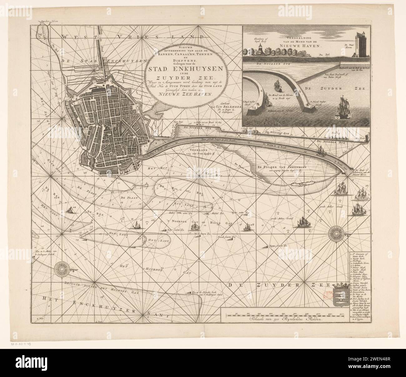 Carte de l'eau pour Enkhuizen avec le projet Nieuwe Haven, 1720, Anonyme, 1720 imprimer carte de l'eau de la Zuiderzee et des bancs de sable pour Enkhuizen avec le projet Nieuwe Haven, un des projets pour lesquels des actions ont été émises en 1720. A l'étage au milieu le cartouche de titre. En haut à droite un pari avec une présentation du port prévu. En bas à droite la légende, l'arme d'Enkhuizen et un bol : échelle de 500 tiges de Rynand. Partie de la grande scène de folie avec des dessins animés sur le commerce éolien ou le commerce d'action de 1720. gravure sur papier / gravure de cartes de différents pays Banque D'Images