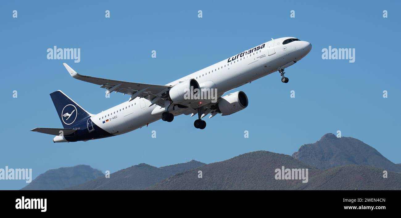 Tenerife, Espagne 21 janvier 2024 Airbus A321-271NX. Lufthansa Airlines vole dans le ciel bleu Banque D'Images