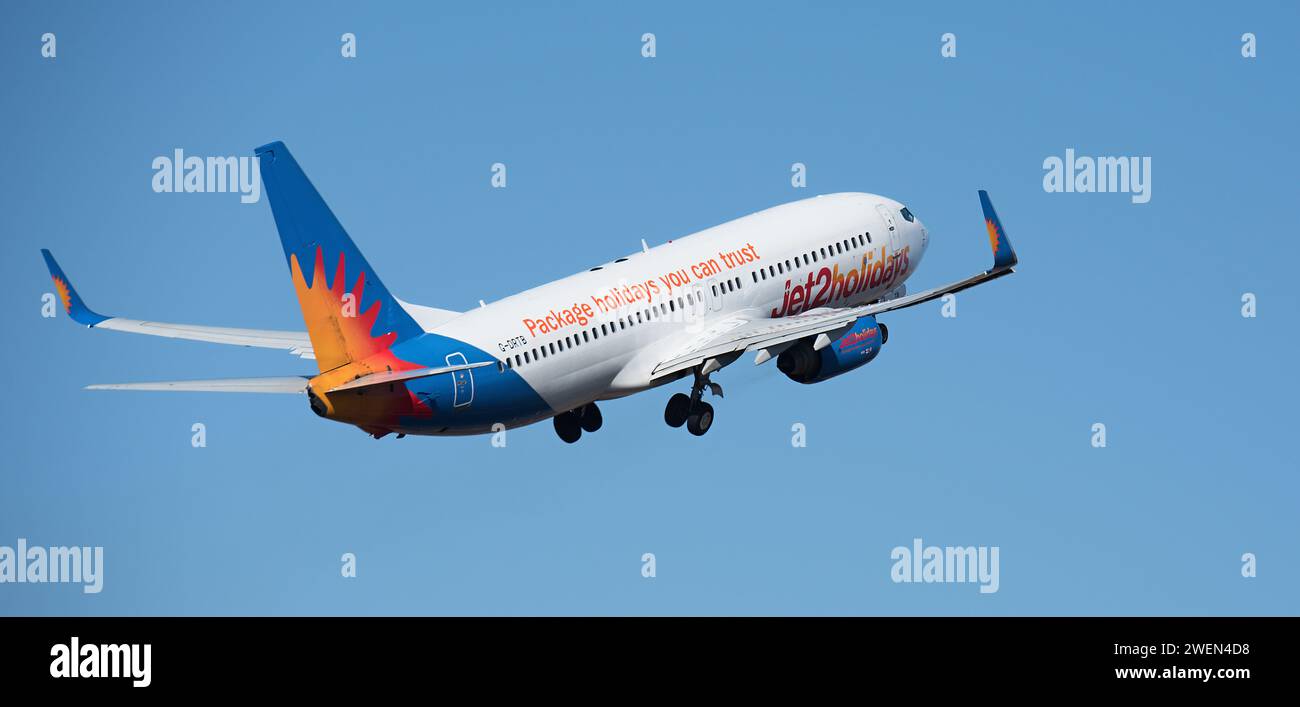 Tenerife, Espagne 21 janvier 2024 Boeing 737-86N. Jet2 Airlines vole dans le ciel bleu Banque D'Images
