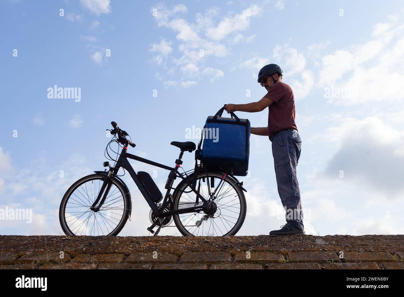livreur de vélos électriques préparant la commande pour la livraison Banque D'Images