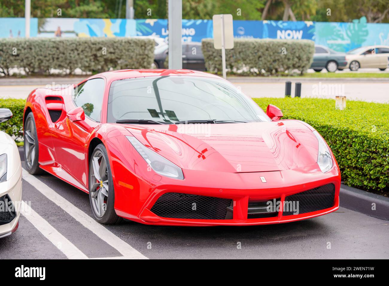Miami, FL, États-Unis - 25 janvier 2024 : photo stock Ferrari 488 GTB Rouge Banque D'Images