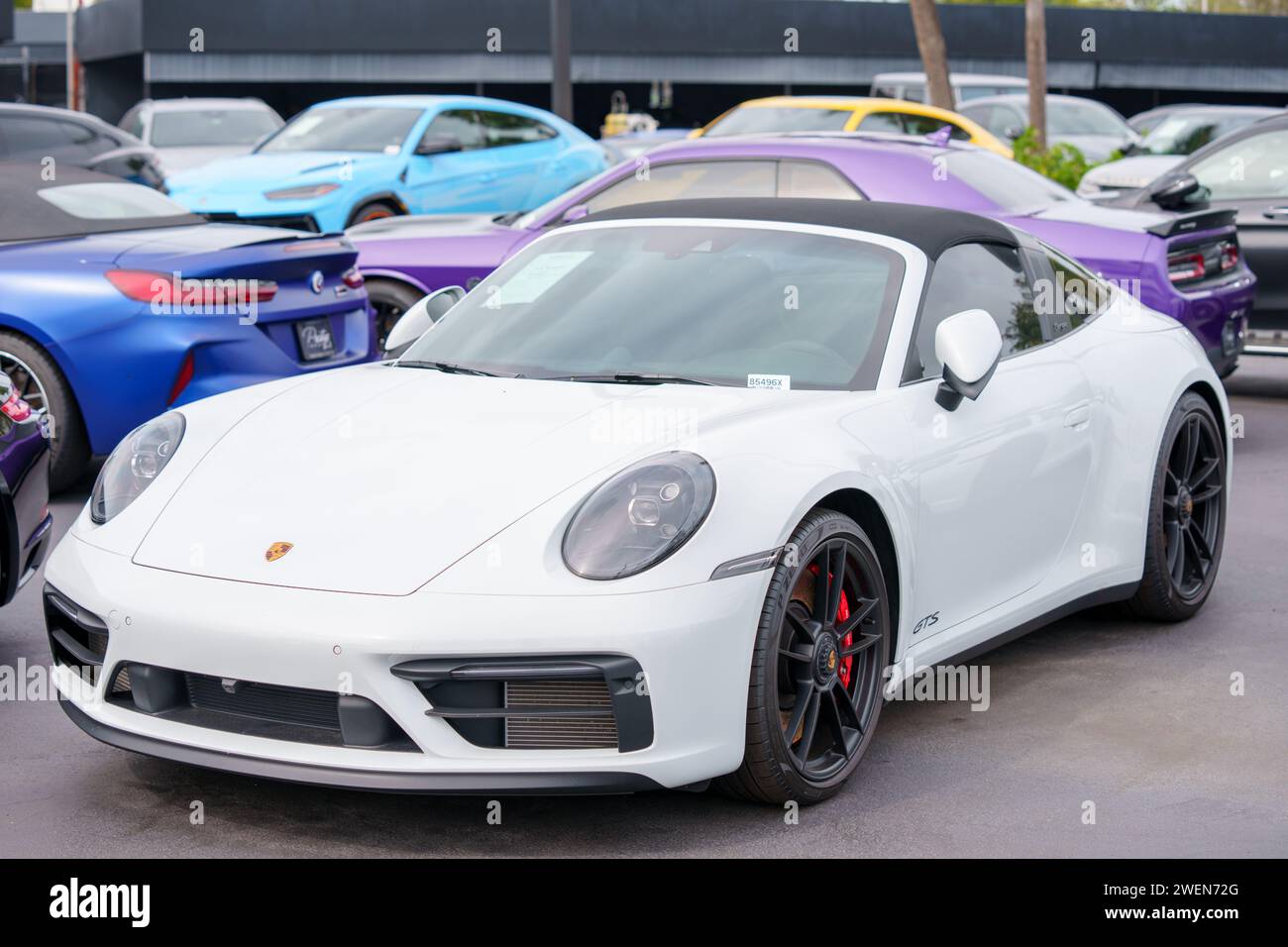 Miami, FL, USA - 25 janvier 2024 : blanc Porsche GTS voiture de sport de luxe en blanc Banque D'Images