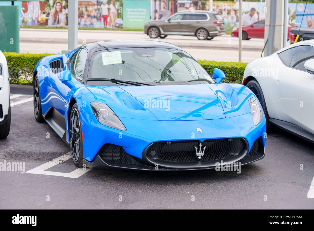 Miami, FL, États-Unis - 25 janvier 2024 : photo stock Maserati MC 20 2024 voiture de luxe super sport Banque D'Images