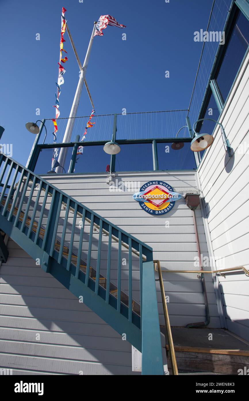 Entrée du restaurant Longboards Grill et marches jusqu'au dernier étage au bout de Stearns Wharf à Santa Barbara, Californie, États-Unis Banque D'Images