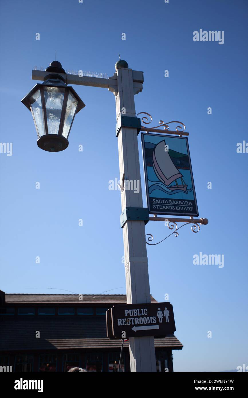 Bannière de bienvenue Santa Barbara Stearn's Wharf avec lampe de chariot sur poteau métallique sous ciel bleu vif en Californie avec espace de copie Banque D'Images