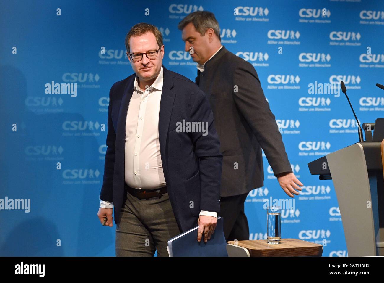 v.li:Martin HUBER Generalsekretaer der CSU., Markus SOEDER Ministerpraesident Bayern und CSU Vorsitzender,Abgang. Pressekonferenz im Anschluss an die Vorstandssitzung des CSU Praesidiums in der CSU Landesleitung in Muenchen am 26.01.2024. Sven Simon Fotoagentur GmbH & Co. Pressefoto KG Prinzess-Luise-Str. 41 45479 M u e l h e i m / R u h r Tél. 0208/9413250 Fax. 0208/9413260 GLS Bank BLZ 430 609 67 KTO. 4030 025 100 IBAN DE75 4306 0967 4030 0251 00 BIC GENODEM1GLS www.svensimon.net *** de gauche à droite Martin HUBER Secrétaire général de la CSU , Markus SOEDER Premier ministre de Bavière et Président de la CSU Banque D'Images