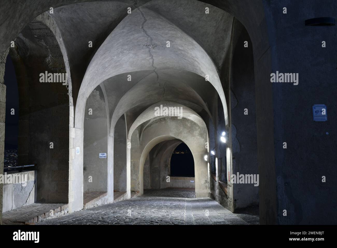 Le passage sur les murs de Stel'Elmo, un ancien château à Naples, Italie. Banque D'Images