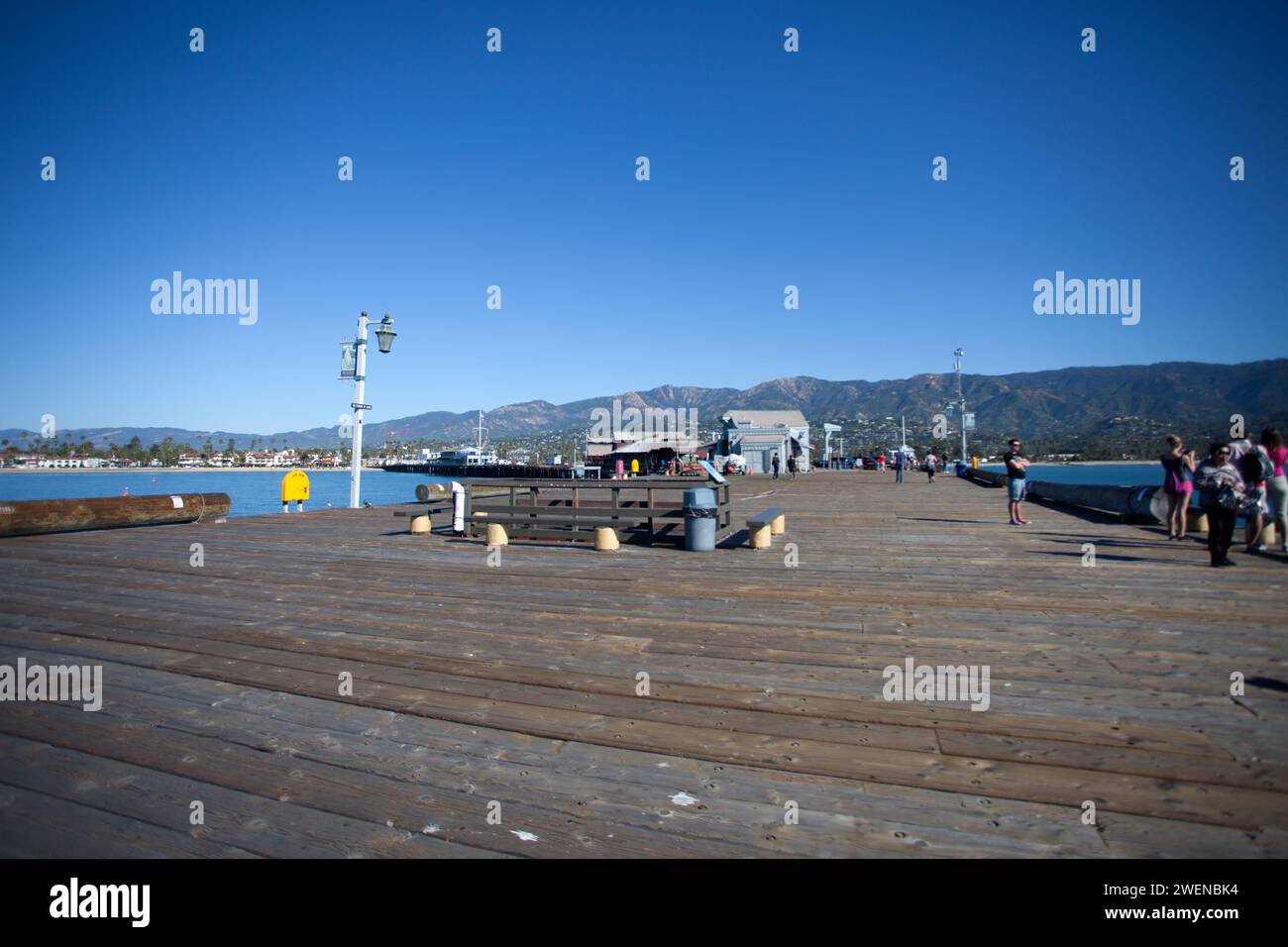 Scène remontant le long de Santa Barbara Pier en Californie, également connu sous le nom de Stearns Wharf qui a été achevé en 1872 par John P. Stearns. Banque D'Images