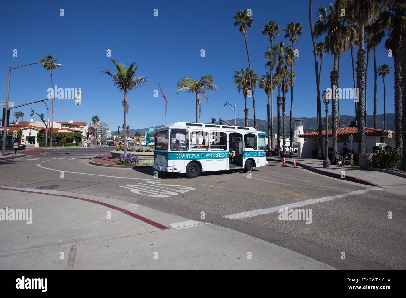 Le bus public traverse une intersection sur la route côtière de Santa Monica à Califronia, aux États-Unis Banque D'Images