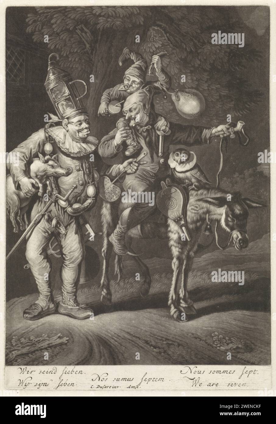 Nous sommes sept, Jacob Gole (attribué à), d'après Cornelis Dusart, 1695 - 1754 imprimer trois personnes et trois animaux dans une configuration grotesque. Un âne porte un hibou sur son cou et deux cavaliers sur son dos. Le premier cavalier est un homme souriant avec une capuche étroite sur la tête et des chaussures pointues à l'ancienne sur ses pieds, un tuyau dans sa main. Sur ses épaules, il y a un petit homme avec une chaussure comme un chapeau sur la tête et une jonque sous le bras. Sa bouche est scellée avec une serrure. A côté de l'âne se trouve un gros stupide homme riant avec une lanterne sur la tête. Saucisses et œufs pendent autour de son ventre et porte un cochon Banque D'Images