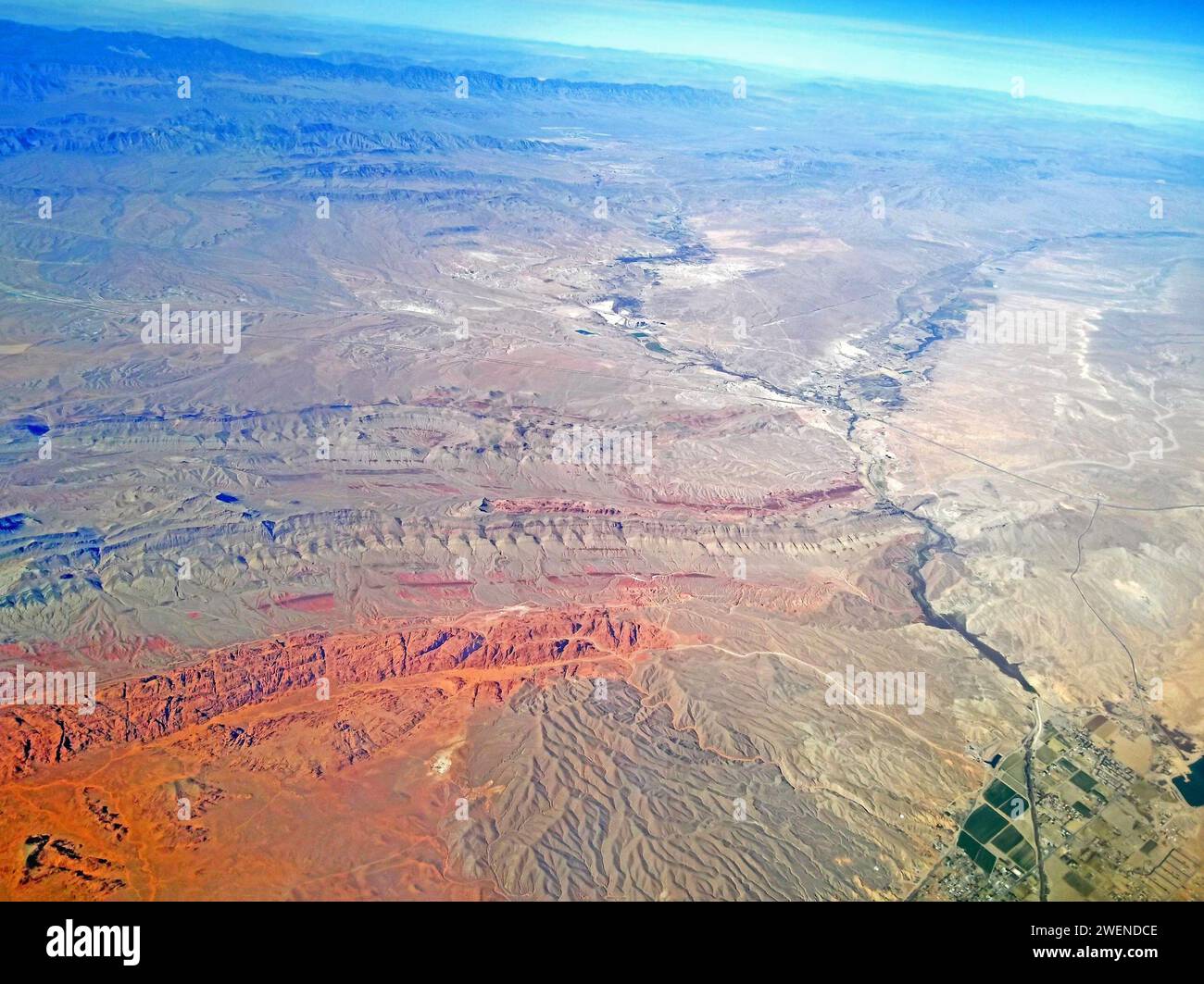 Vallée de feu grès rouge dans le soleil. Overton en bas à droite, en regardant vers le NW vers Moapa Nevada. Vue aérienne. Banque D'Images