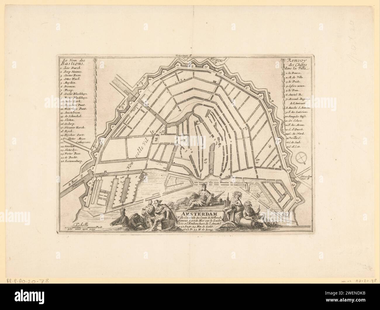 Carte d'Amsterdam, Anonyme, 1696 - 1700 imprimer à gauche la légende du Bolwerken 1-26, à droite la légende des bâtiments de la ville 1-17. Au bas du titre avec au-dessus de lui le Stedenmaag Amsterdam avec les armoiries de la ville. A gauche du titre Mercure et, de gauche à droite, personnifications des continents d'Amérique, d'Afrique et d'Asie. A droite du titre deux dieux fluviaux comme personnifications de l'Amstel et de l'IJ. En bas à gauche un bol : 2000 pieds. Orientation : sud -sud-ouest ci-dessus. gravure sur papier / gravure de cartes des villes. armoiries (comme symbole de Banque D'Images