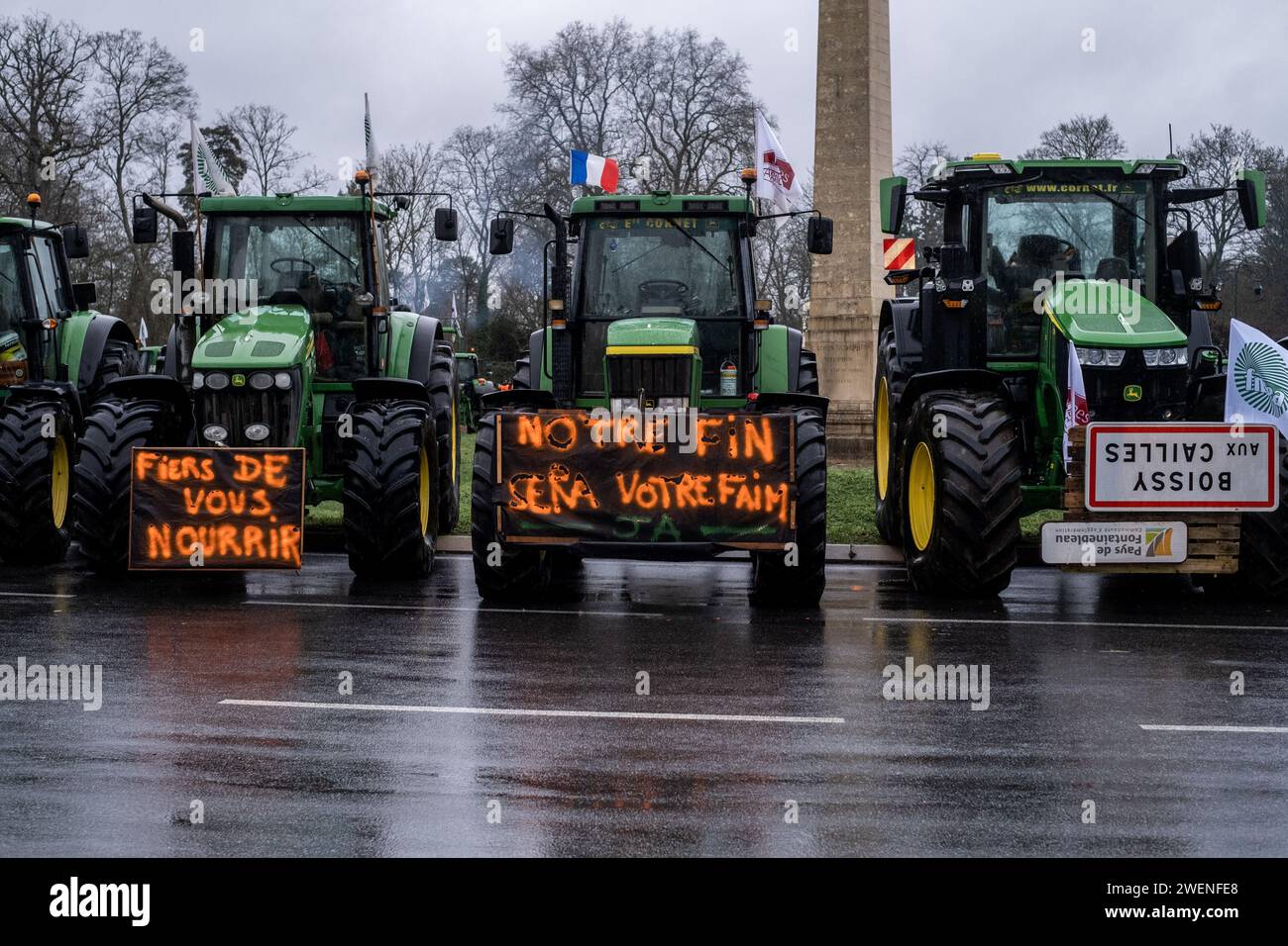 © Michael Bunel/le Pictorium/MAXPPP - Fontainebleau 26/01/2024 Michael Bunel/le Pictorium - 26/01/2024 - France/Seine-et-Marne/Fontainebleau - Prés de 200 agriculteurs occupant depuis 6 heures ce matin, le rond point de l'Obélisque de Marie-Antoinette a Fontainebleau. 26 janvier 2024. Fontainebleau France - valeurs actuelles out, no jdd, jdd out, RUSSIA OUT, NO RUSSIA #norussia/26/01/2024 - France/Seine-et-Marne/Fontainebleau - près de 200 agriculteurs occupent le rond-point de l'Obélisque de Marie-Antoinette à Fontainebleau depuis 6 heures ce matin. 26 janvier 20 Banque D'Images