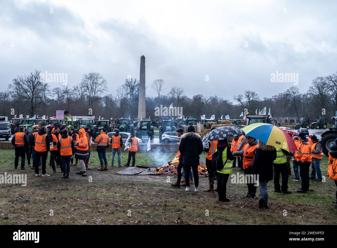 © Michael Bunel/le Pictorium/MAXPPP - Fontainebleau 26/01/2024 Michael Bunel/le Pictorium - 26/01/2024 - France/Seine-et-Marne/Fontainebleau - Prés de 200 agriculteurs occupant depuis 6 heures ce matin, le rond point de l'Obélisque de Marie-Antoinette a Fontainebleau. 26 janvier 2024. Fontainebleau France - valeurs actuelles out, no jdd, jdd out, RUSSIA OUT, NO RUSSIA #norussia/26/01/2024 - France/Seine-et-Marne/Fontainebleau - près de 200 agriculteurs occupent le rond-point de l'Obélisque de Marie-Antoinette à Fontainebleau depuis 6 heures ce matin. 26 janvier 20 Banque D'Images