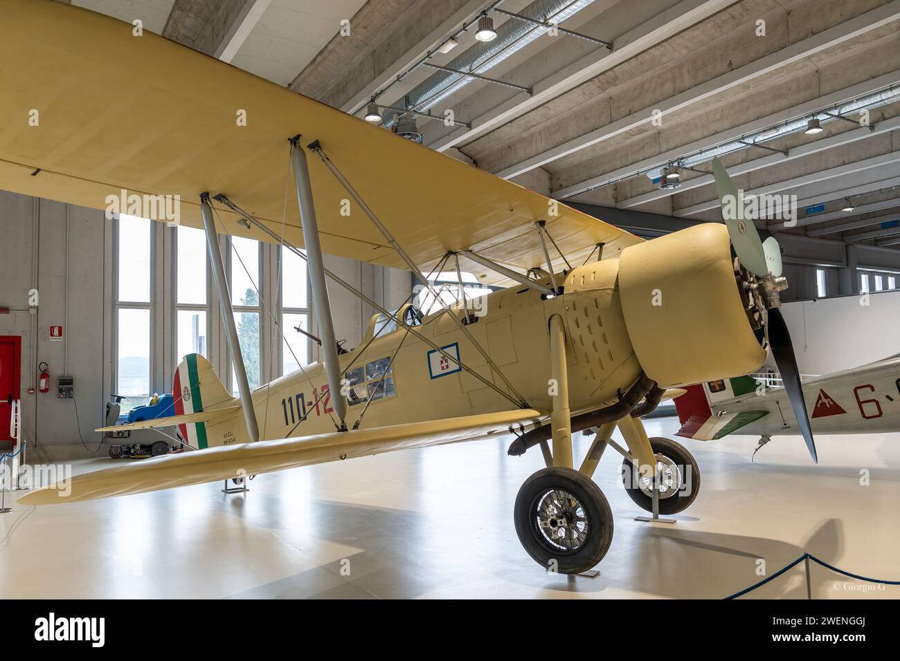 Turbopropulseur militaire historique exposé à l'intérieur du hangar du Musée de l'aviation italienne Banque D'Images