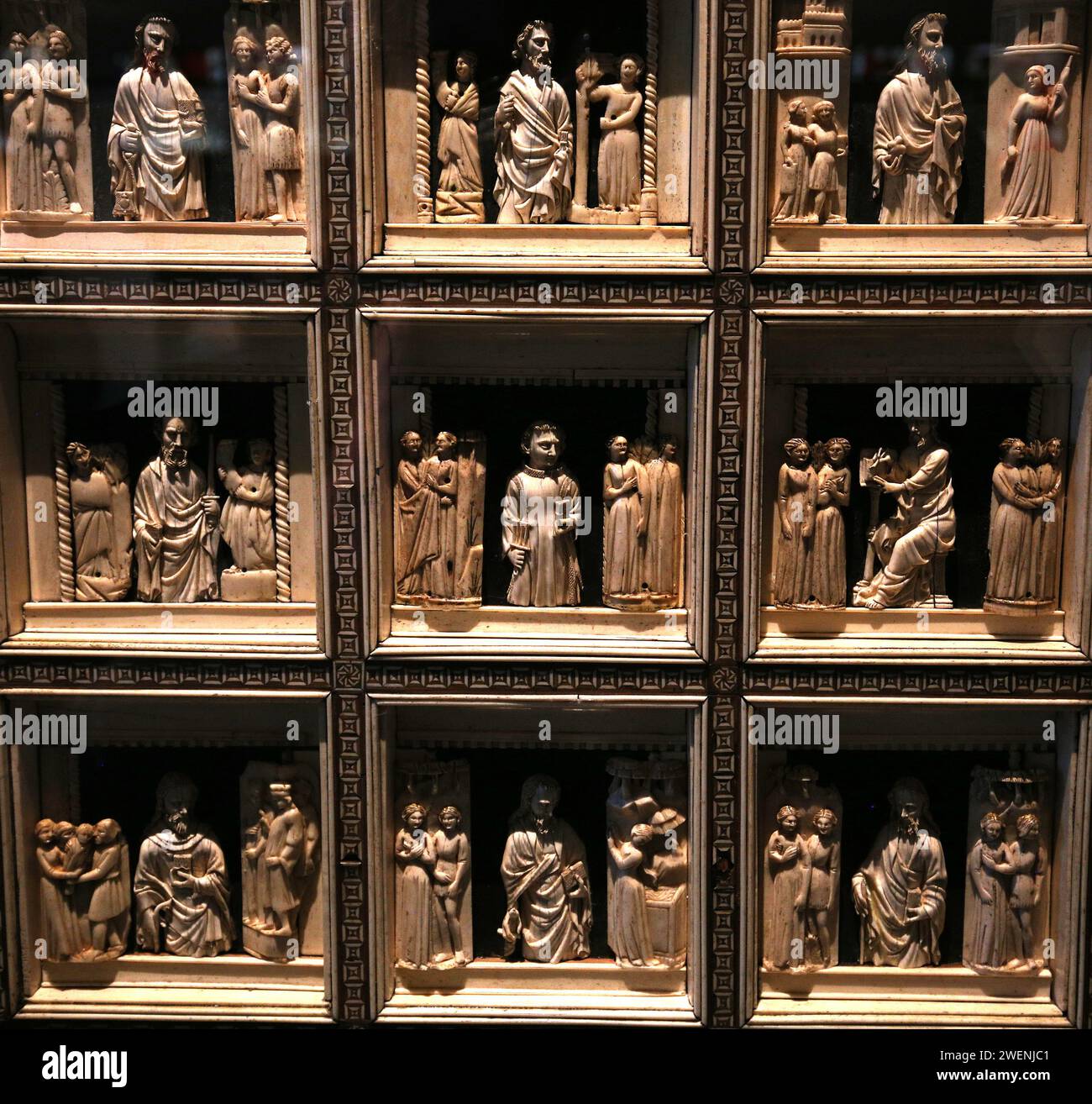 PARIS, FRANCE, 16 DÉCEMBRE 2023 : intérieurs, décors architecturaux de sculptures en bois dans la chapelle de Cluny, Paris, France Banque D'Images