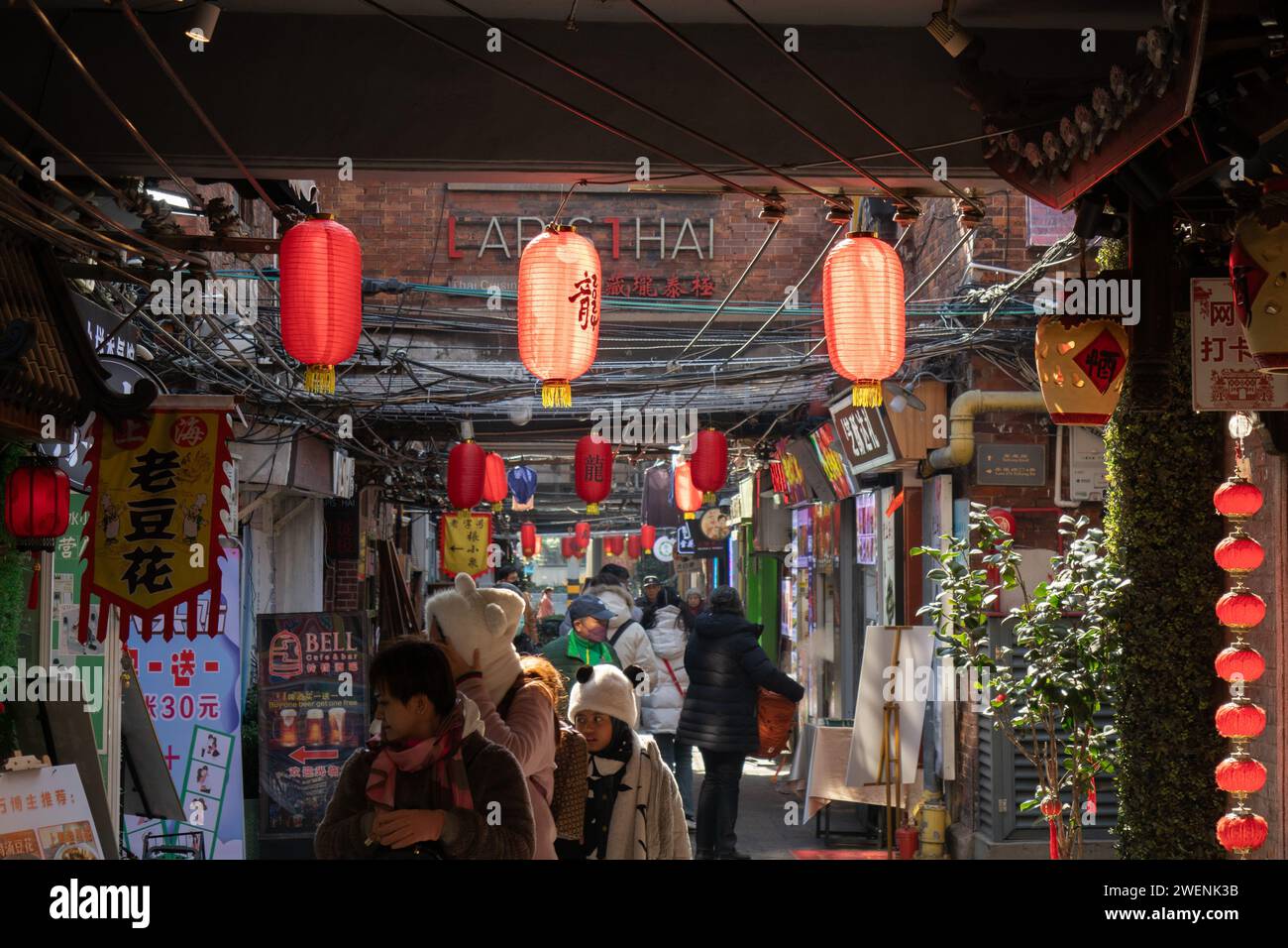 Shanghai, Chine. 26 janvier 2024. Les touristes visitent le quartier commercial de Tianzifang, décoré de lanternes rouges représentant le personnage ''Dragon'' à Shanghai, en Chine, le 25 janvier 2024. (Photo Costfoto/NurPhoto) crédit : NurPhoto SRL/Alamy Live News Banque D'Images