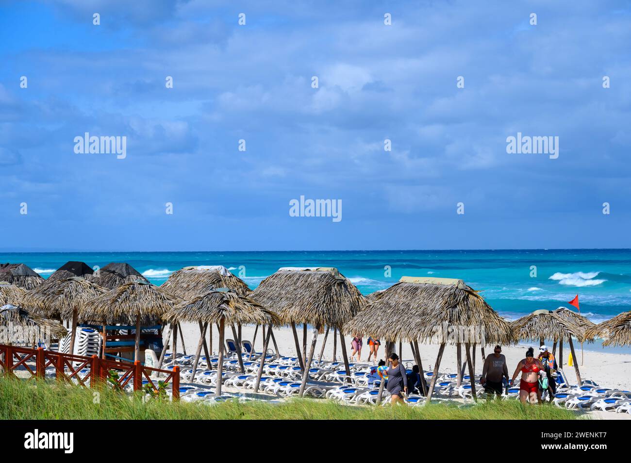 structures théâtrales pour l'ombre dans le sable de la plage, varadero, cuba Banque D'Images