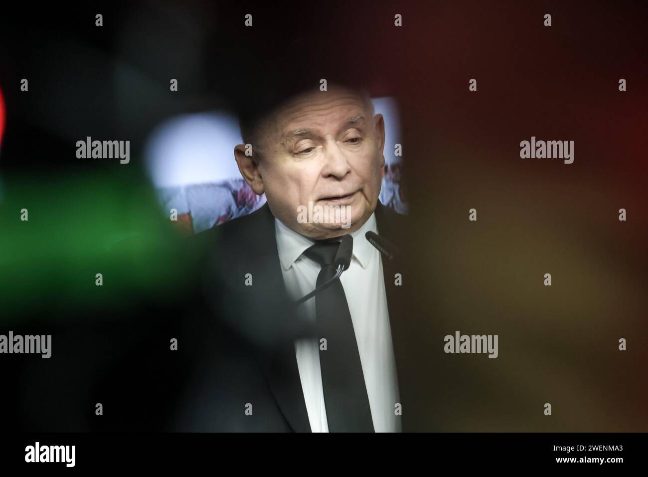 Jaroslaw Kaczynski, chef du parti politique droit et Justice, donne une conférence de presse au siège du parti à Varsovie, capitale de la Pologne, le 26 janvier 2024. La politique polonaise est dans le chaos en raison du désaccord de legat entre la coalition au pouvoir qui a créé un nouveau gouvernement en décembre 2023 et l'extrême droite droit et Justice qui a régné en Pologne pendant 8 ans. Banque D'Images