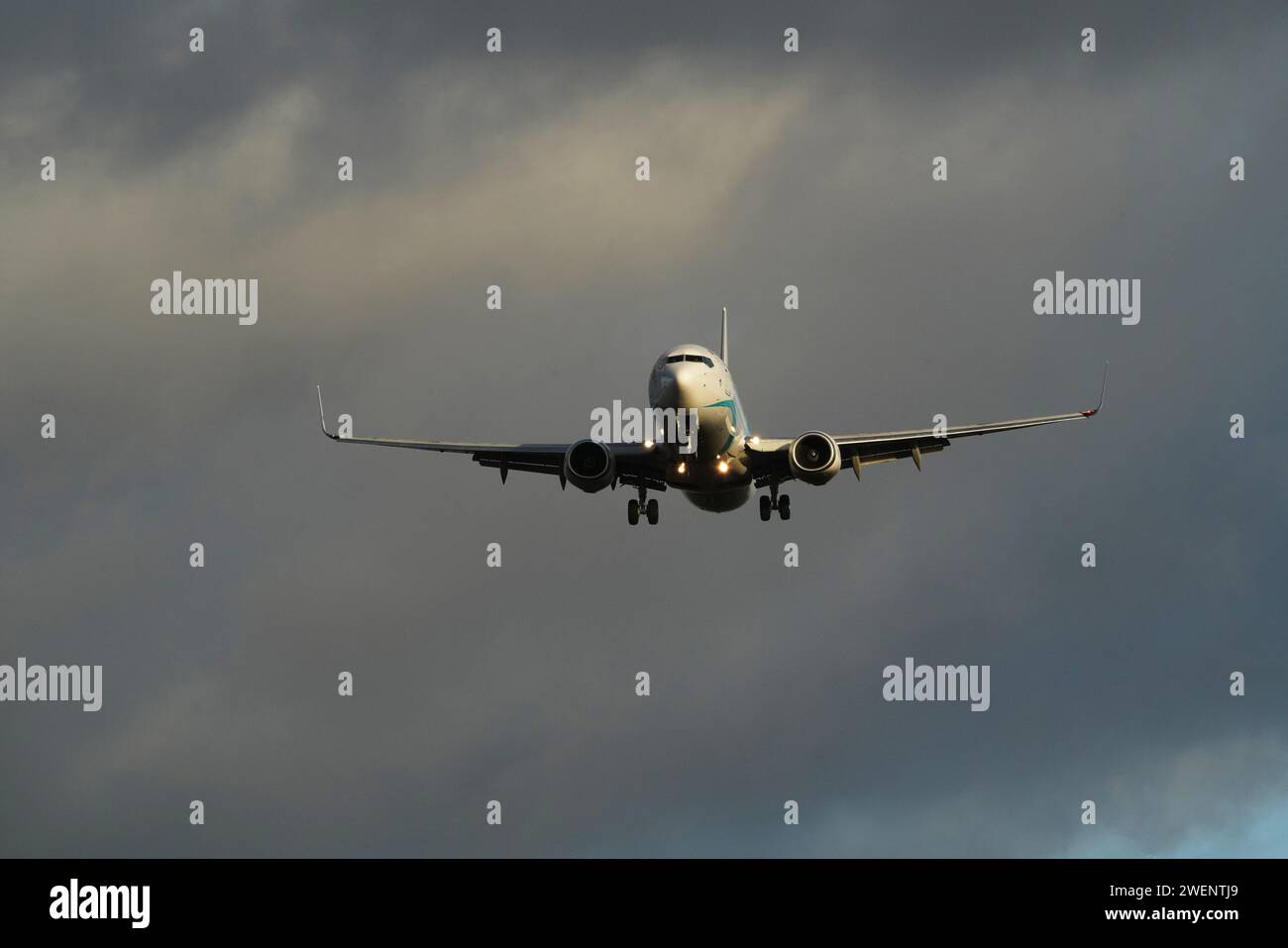 Zweistrahliges Passagierflugzeug Banque D'Images