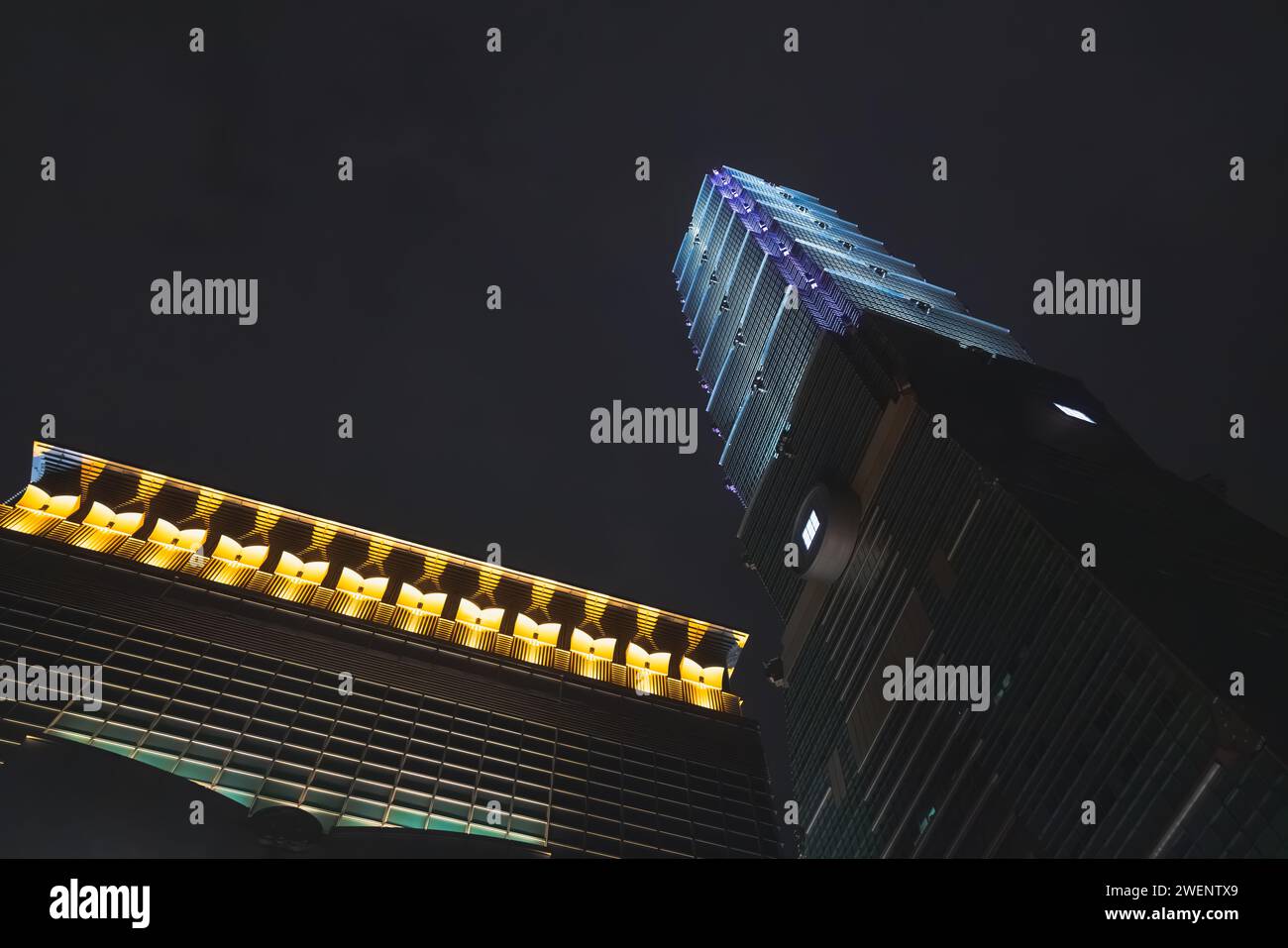 Taipei, Taiwan - 1 octobre 2023 : gratte-ciel urbain postmoderniste Taipei 101 Tower illuminé et illuminé la nuit dans le centre-ville Da'an District Banque D'Images