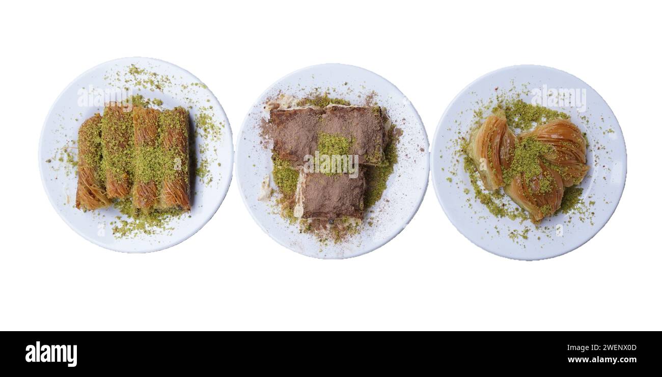 Desserts turcs traditionnels, kadayif birman, baklava froid et baklava de moules, isolé sur fond blanc Banque D'Images