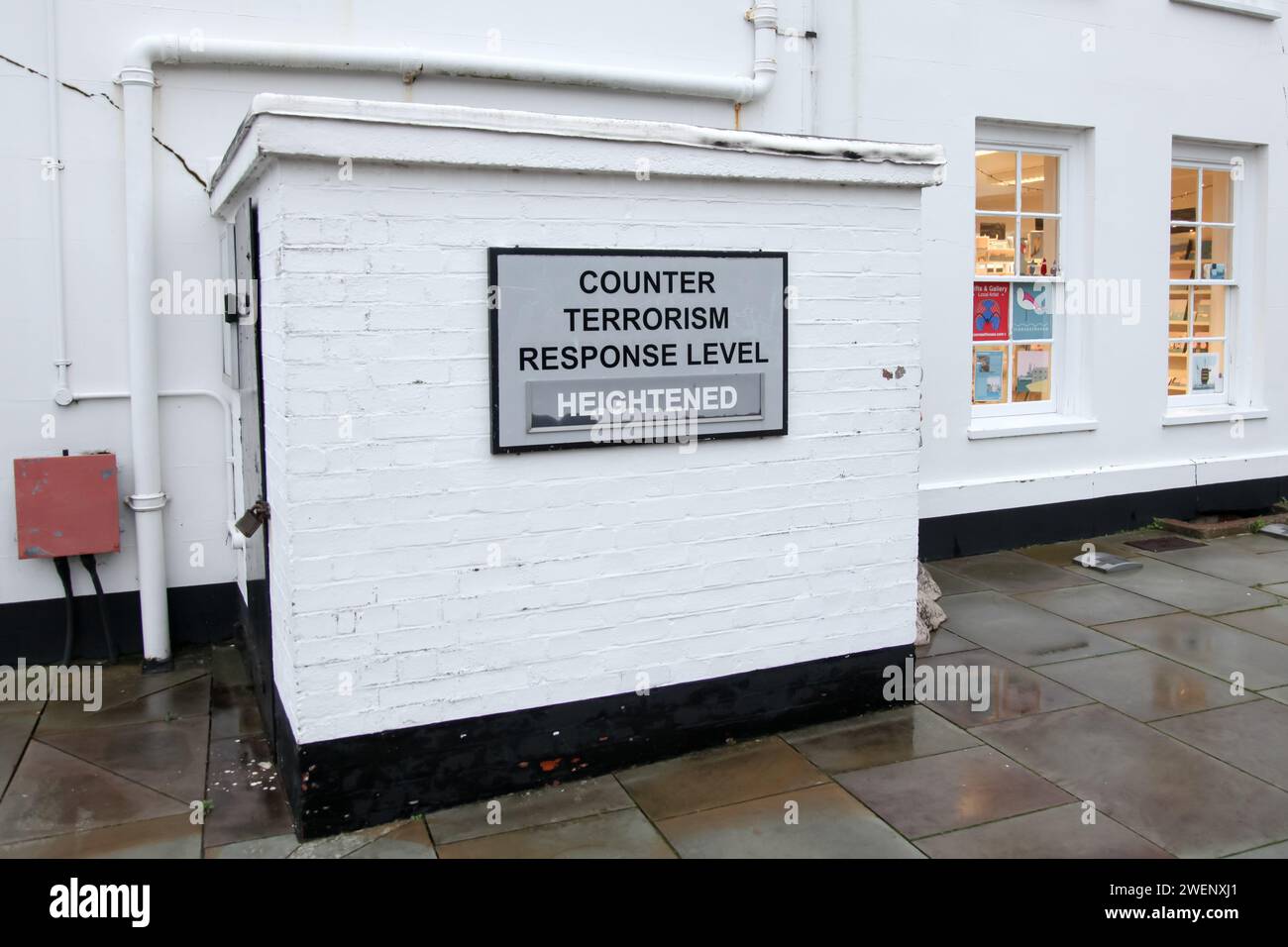 Portsmouth Historic Dockyard - menace antiterroriste accrue Banque D'Images