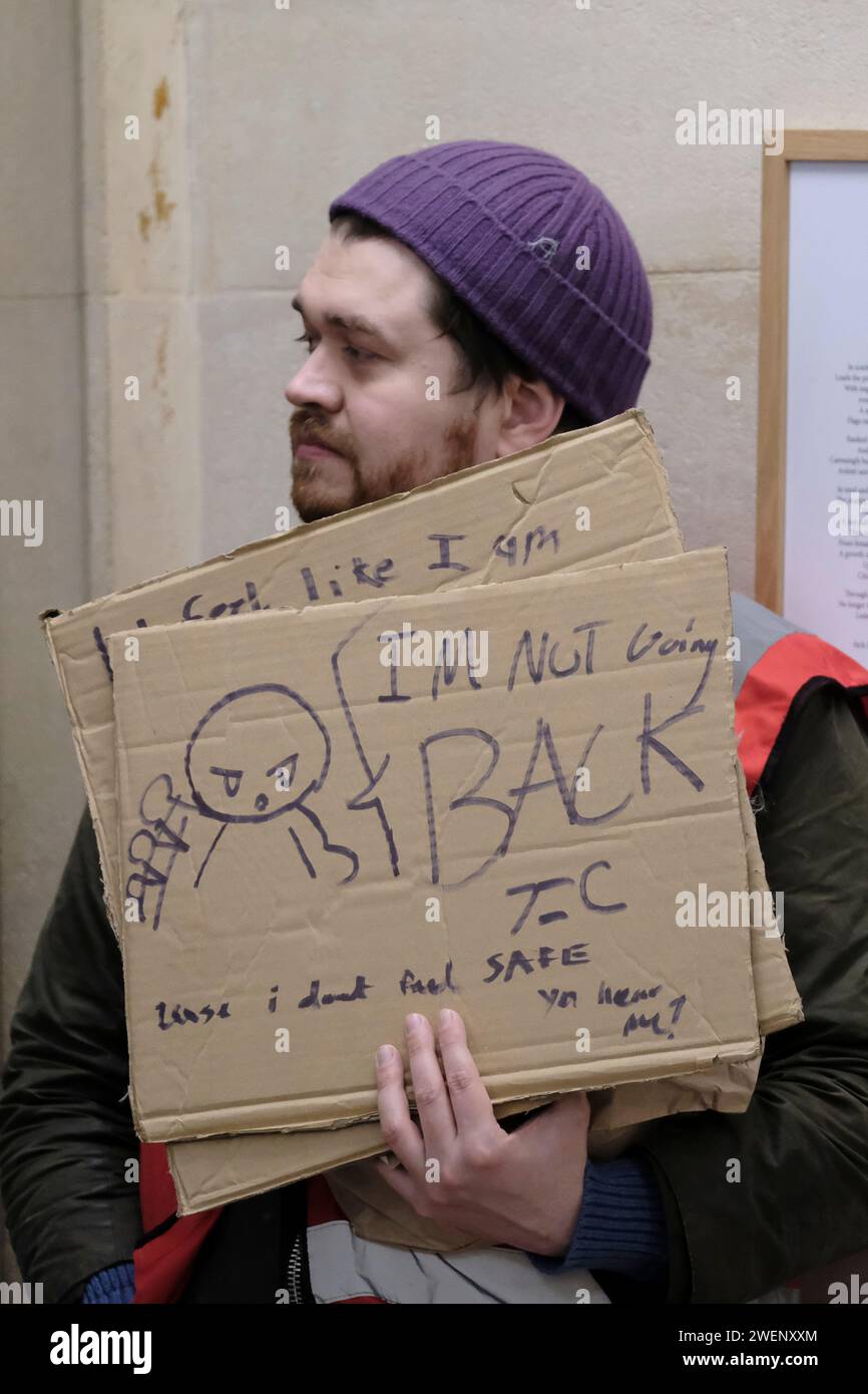 Bristol, Royaume-Uni. 26 janvier 2024. Les habitants de Barton House qui ont été évacués de leurs appartements pour des raisons de sécurité protestent contre leur traitement par le conseil municipal de Bristol. Après enquête, le bâtiment est maintenant considéré comme suffisamment sûr et les résidents ont été informés qu'ils peuvent retourner, mais certains sont toujours préoccupés et estiment que le conseil devrait faire plus pour fournir des alternatives. Le syndicat des locataires Acorn soutient la manifestation. Crédit : JMF News/Alamy Live News Banque D'Images