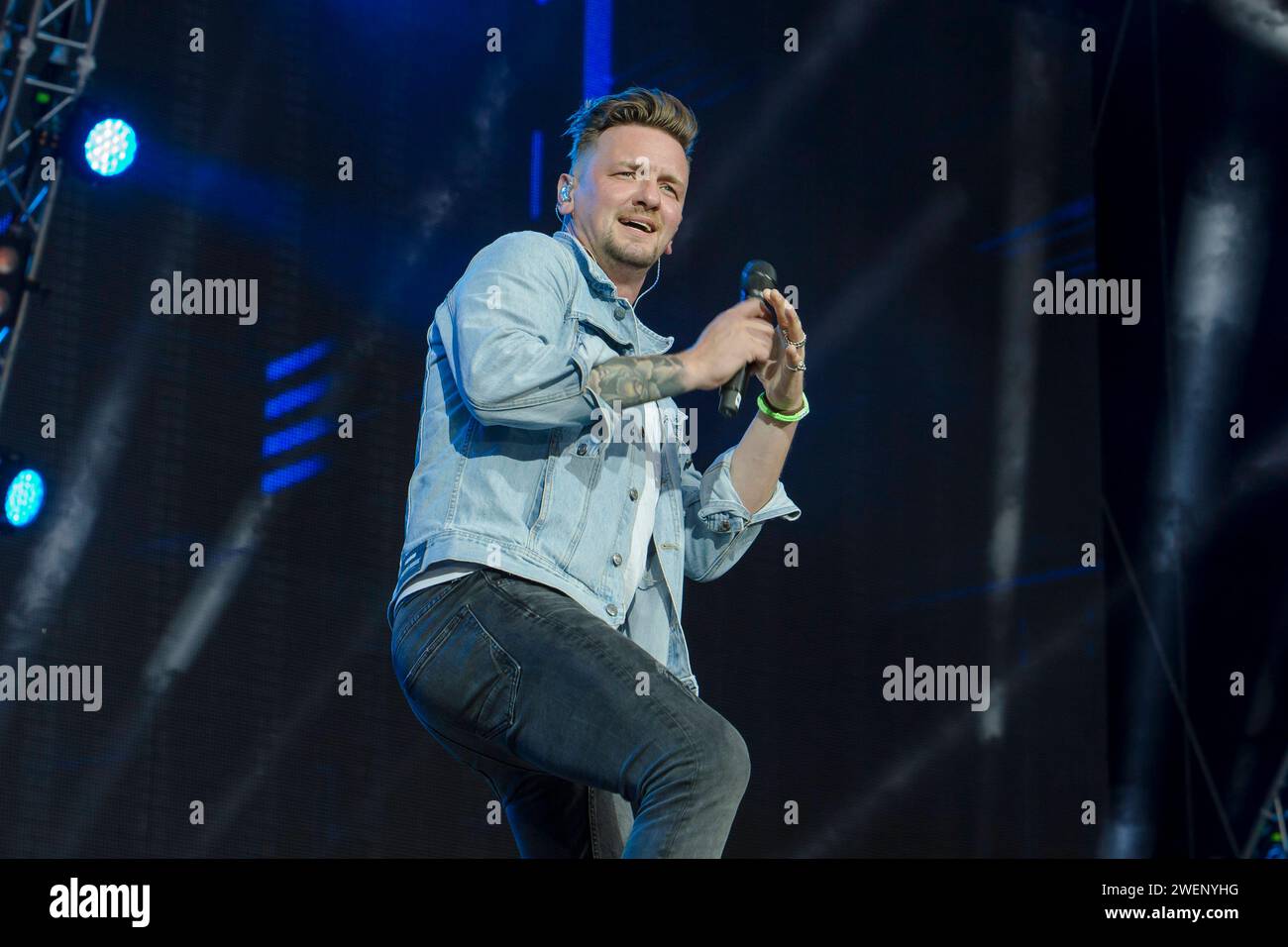 Sänger Ben Zucker während seines Auftrittes in der Schlagernacht des Jahres im DDV Stadion Dresden. *** Chanteur Ben Zucker lors de sa performance au Schlagernacht des Jahres dans le DDV Stadium Dresde Banque D'Images