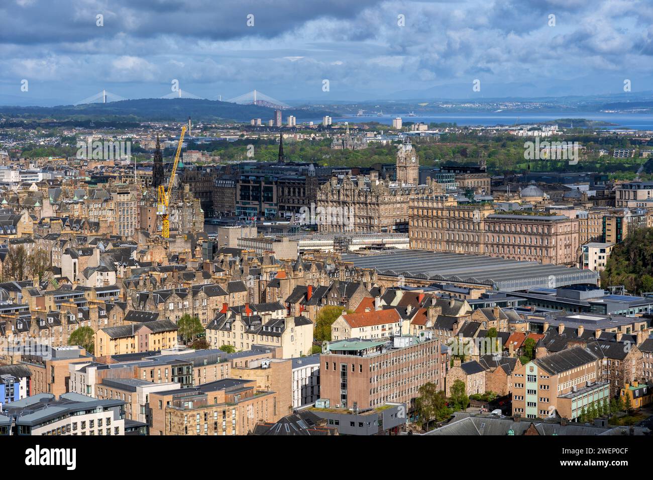 Centre-ville d'Édimbourg paysage urbain en Écosse, Royaume-Uni, vue d'en haut avec toit de la gare de Wawerley. Banque D'Images