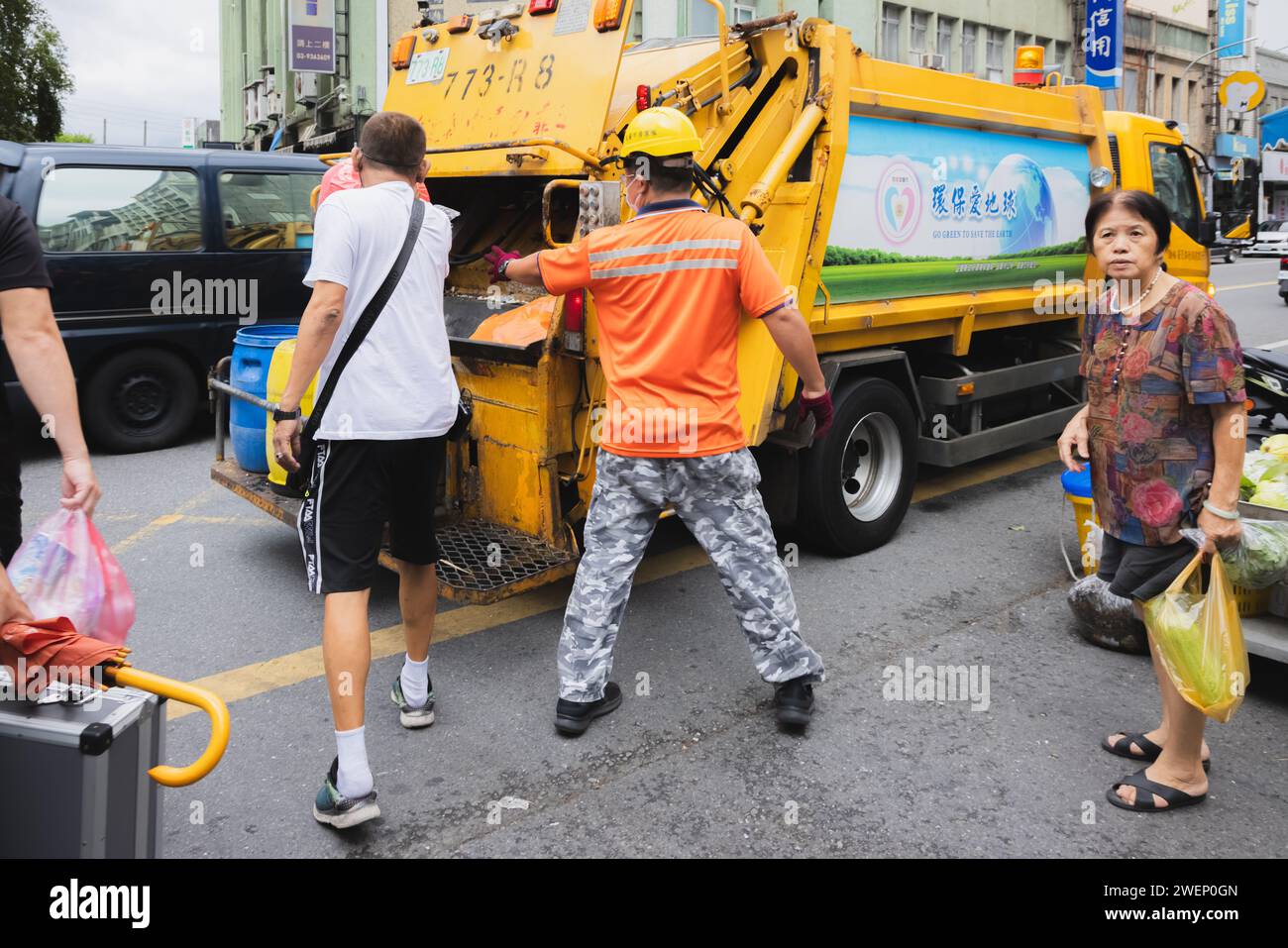 Yilan, République de Chine - 2 octobre 2023 : un camion à ordures et des binmen dans les rues de Yilan, Taïwan, assurent l'enlèvement des déchets. Banque D'Images