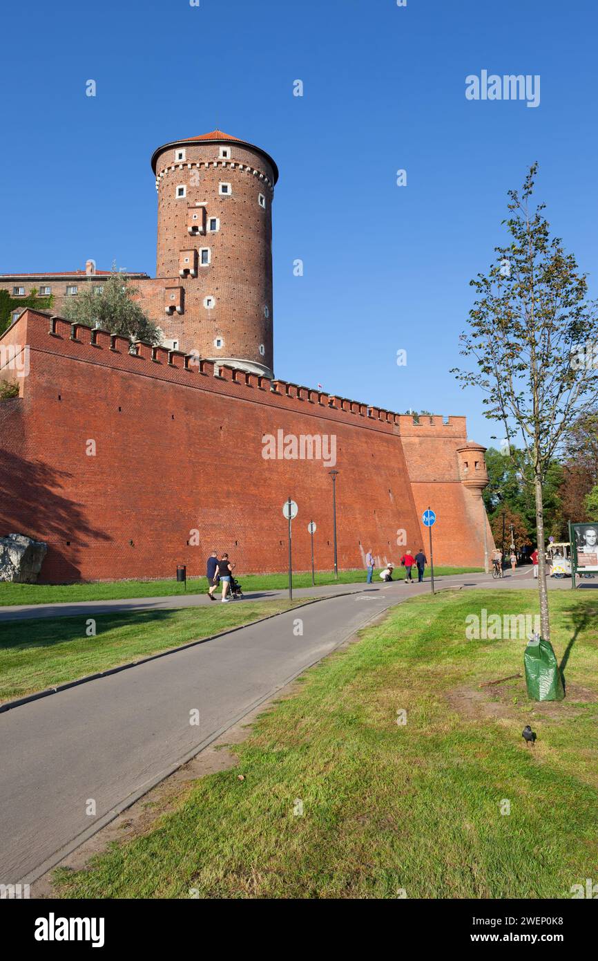 Le mur du château de Wawel et la tour Sandomierska à Cracovie, Pologne Banque D'Images