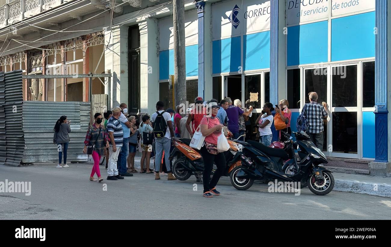 Des gens qui font la queue au bureau de poste à Santa Clara, Cuba Banque D'Images