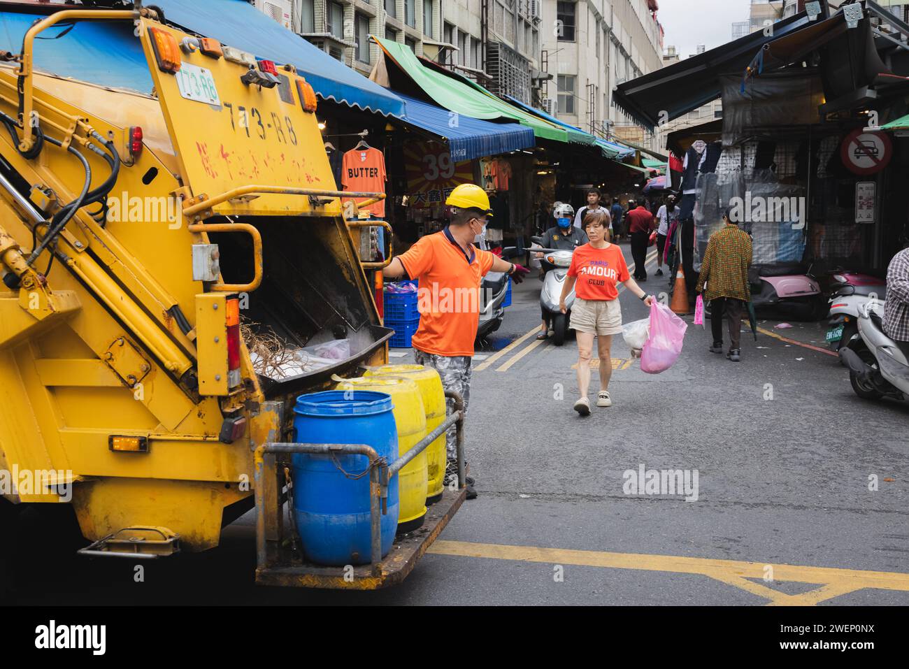 Yilan, République de Chine - 2 octobre 2023 : un camion à ordures et des binmen dans les rues de Yilan, Taïwan, assurent l'enlèvement des déchets. Banque D'Images