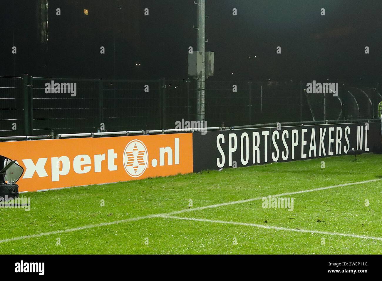 Utrecht, pays-Bas. 25 janvier 2024. UTRECHT, PAYS-BAS - JANVIER 25 : Expert.nl et Sportspeakers.nl panneaux publicitaires lors du match de la Toto KNVB Cup entre l'USV Hercules et le SC Cambuur au Sportpark Zoudenbalch le 25 janvier 2024 à Utrecht, pays-Bas. (Photo de Ben gal/Orange Pictures) crédit : Orange pics BV/Alamy Live News Banque D'Images