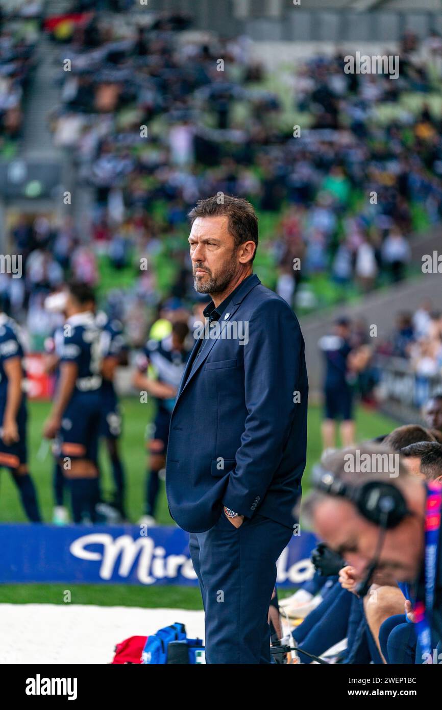 Melbourne, Australie. 26 janvier 2024. Tony Popovic, entraîneur-chef du Melbourne Victory FC, attend le début du match entre le Melbourne Victory FC et le Sydney FC au AAMI Park à Melbourne, en Australie. Crédit : James Forrester/Alamy Live News Banque D'Images