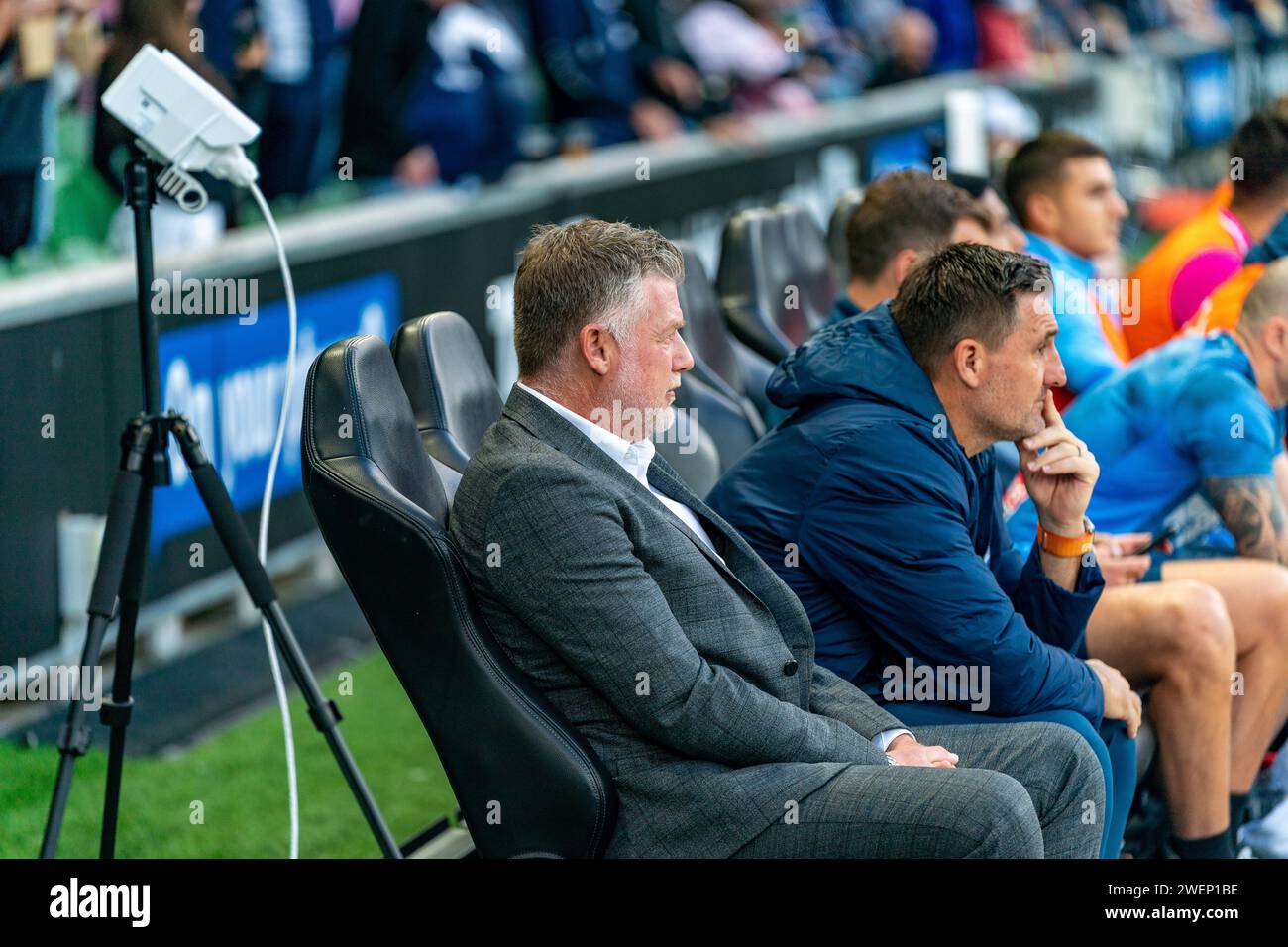 Melbourne, Australie. 26 janvier 2024. L'entraîneur-chef du Sydney FC, Ufuk Talay, attend le début du match entre le Melbourne Victory FC et le Sydney FC au AAMI Park à Melbourne, en Australie. Crédit : James Forrester/Alamy Live News Banque D'Images