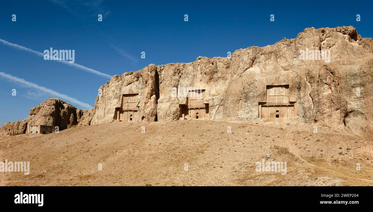 Vue de la nécropole, colline rocheuse basse (alias montagne Hossein) avec des tombes taillées dans la roche des rois de la dynastie achéménienne près de Persépolis, Iran. Banque D'Images