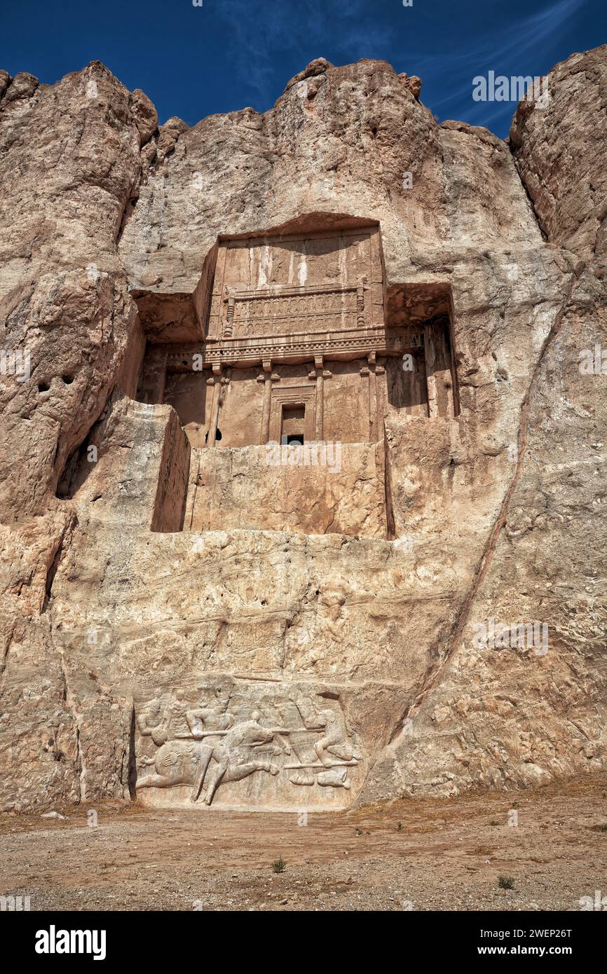 Tombe taillée dans la roche d'Artaxerxès Ier, roi achéménide de Perse (465–425 av. J.-C.), dans la nécropole de Naqsh-e Rostam près de Persépolis, en Iran. Banque D'Images