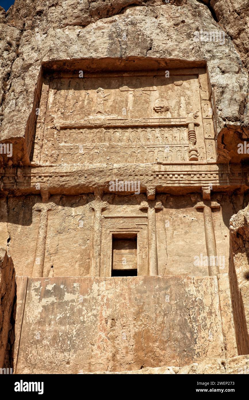 Tombe taillée dans la roche de Darius II, roi perse (423-405 av. J.-C.) de la dynastie achéménide, dans la nécropole Naqsh-e Rostam près de Persépolis, Iran. Banque D'Images