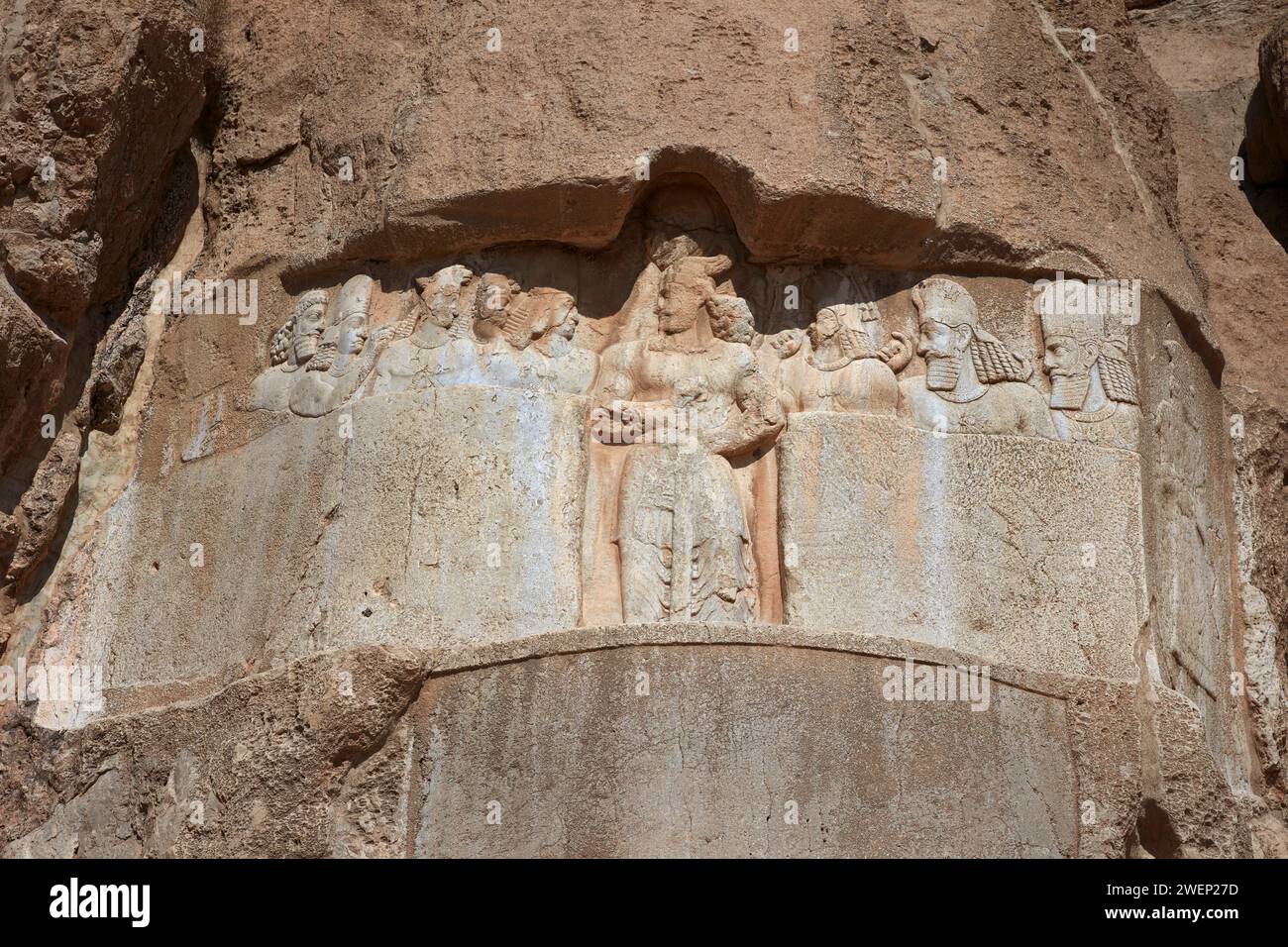 Relief rocheux du roi persan Bahram II et de sa famille royale sculptés sur le relief élamites daté du 3e millénaire av. J.-C.. Nécropole de Naqsh-e Rostam, Iran Banque D'Images