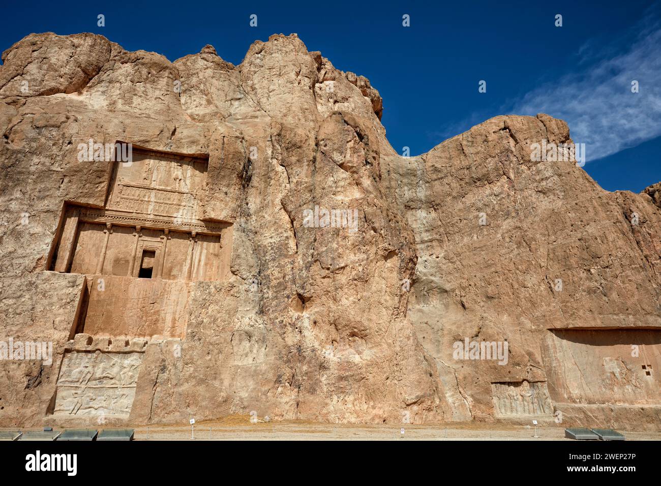 Tombe taillée dans la roche de Darius Ier le Grand, roi perse (522-486 av. J.-C.) de la dynastie achéménide, dans la nécropole Naqsh-e Rostam près de Persépolis, Iran. Banque D'Images